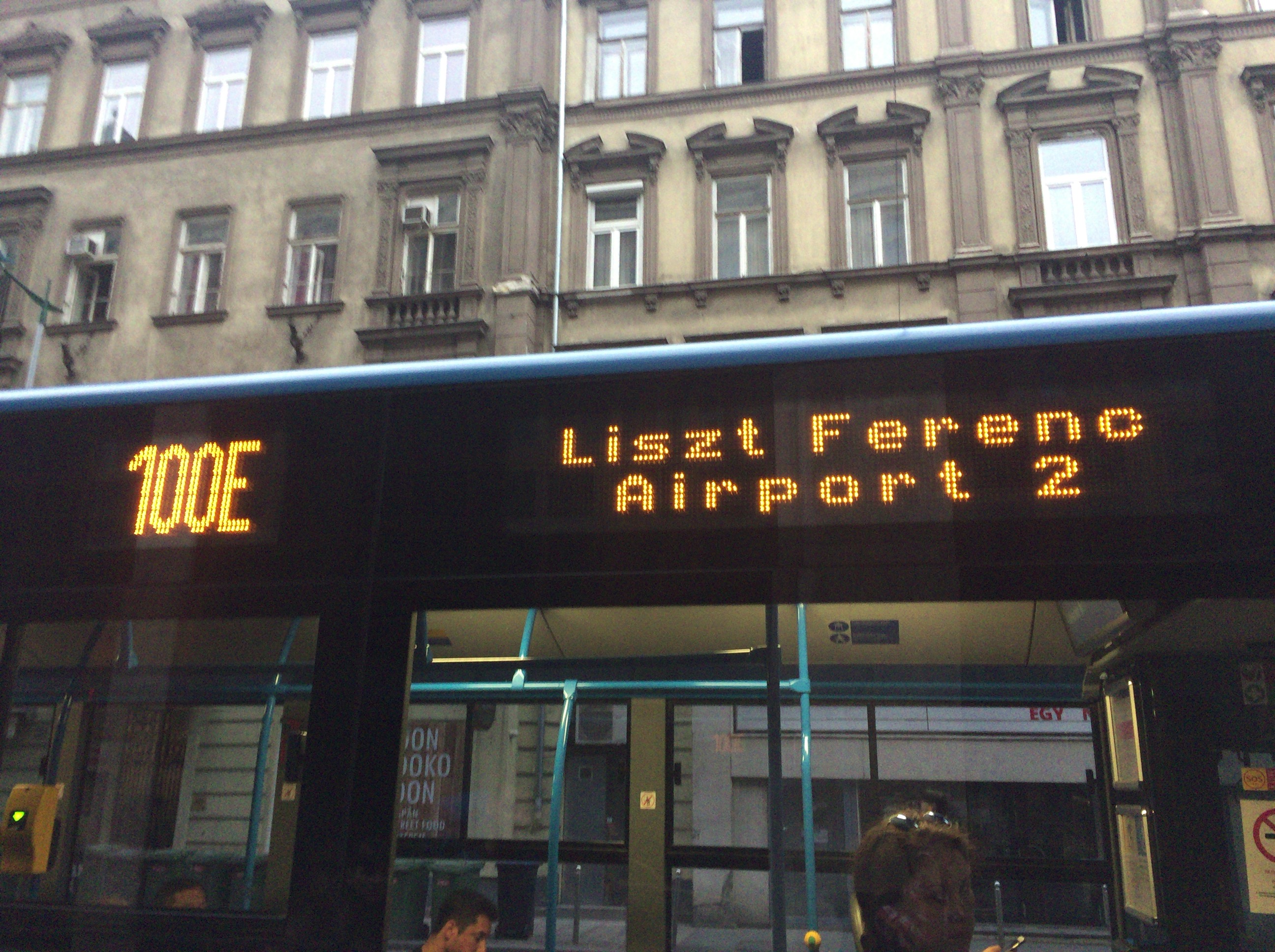 ブダペスト空港〜市内の移動は直通バス100Eが便利！移動時間30分で360円はお値打ち！