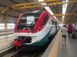 ローマ・フィウミチーノ空港から鉄道でローマ市内に行くには