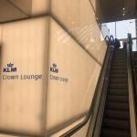 アムステルダム・スキポール空港のKLM CROWN LOUNGEで、ビジネスクラス搭乗までのひとときをゆったり過ごす