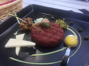 ポーランドで1度は食べたい肉のタルタル（ユッケ）