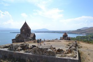 エレバンからセヴァン湖・ガルニ神殿・ゲハルト修道院を日帰り旅行