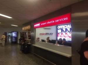 ブダペスト空港から市内への移動にはタクシーよりも乗り合いミニシャトルバスを使うことをオススメします!
