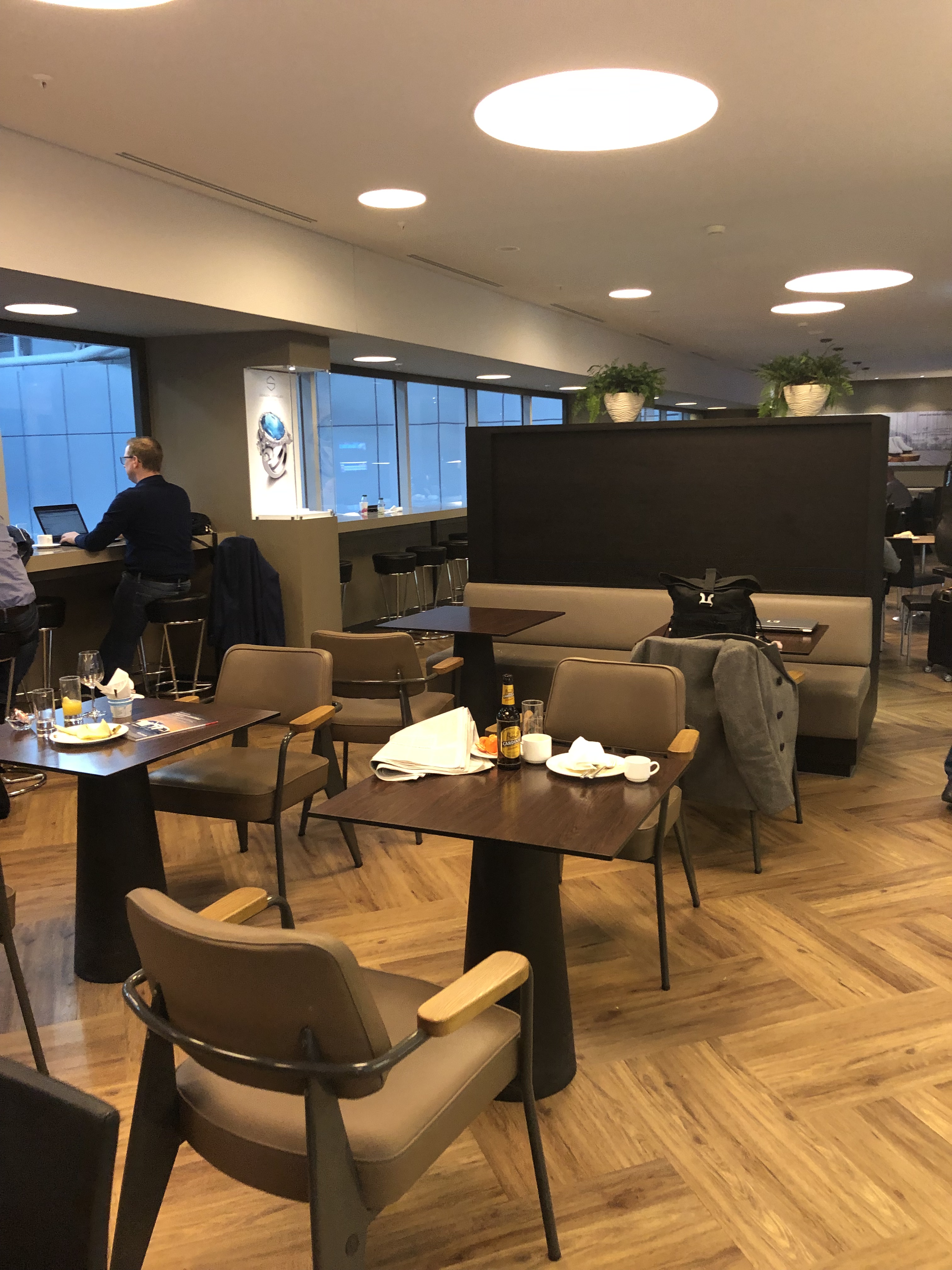 チューリヒ空港シェンゲン内・Dnata Skyview Loungeをプライオリティパス利用。食事メインならこのラウンジです