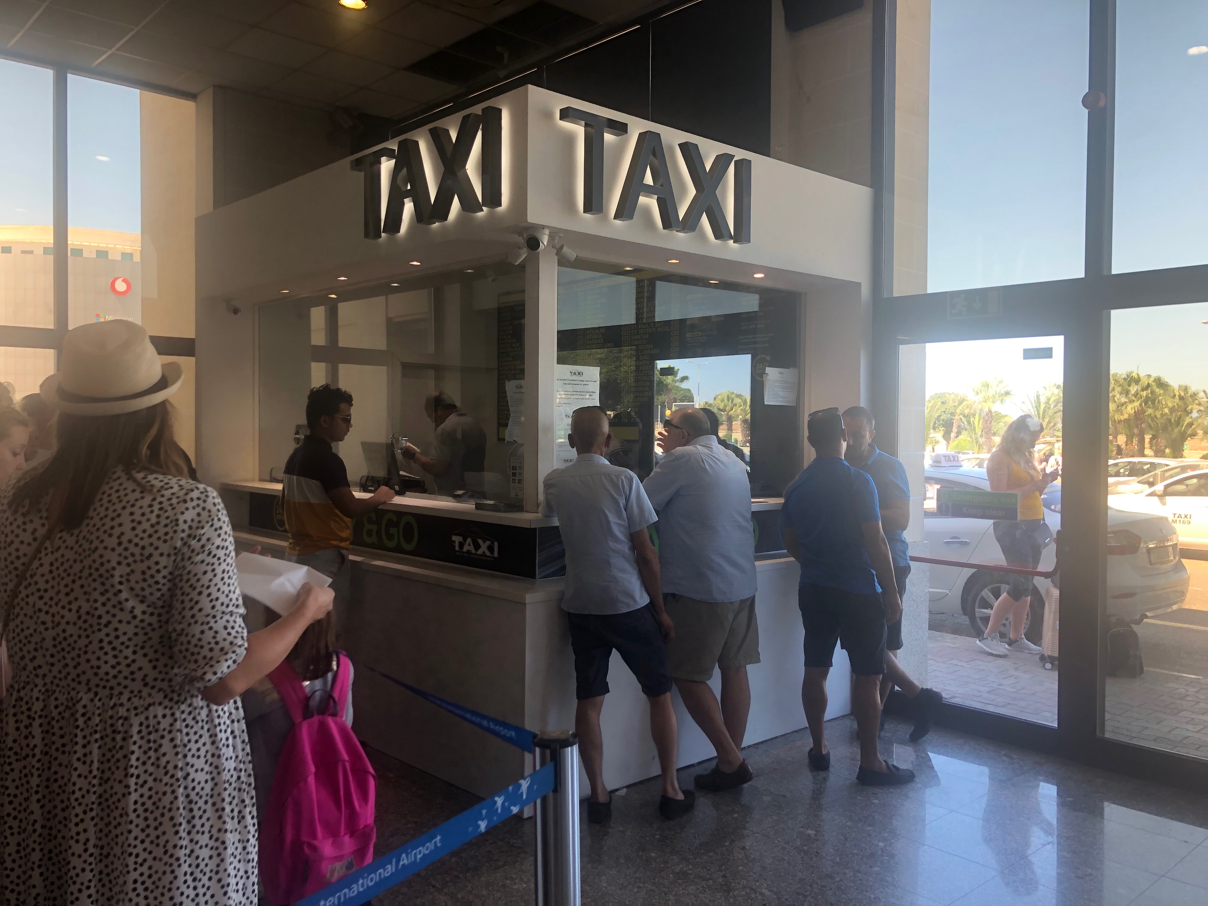 マルタ・ルア国際空港と市内の移動方法をタクシー・配車アプリ・バスの3つについて丁寧に解説
