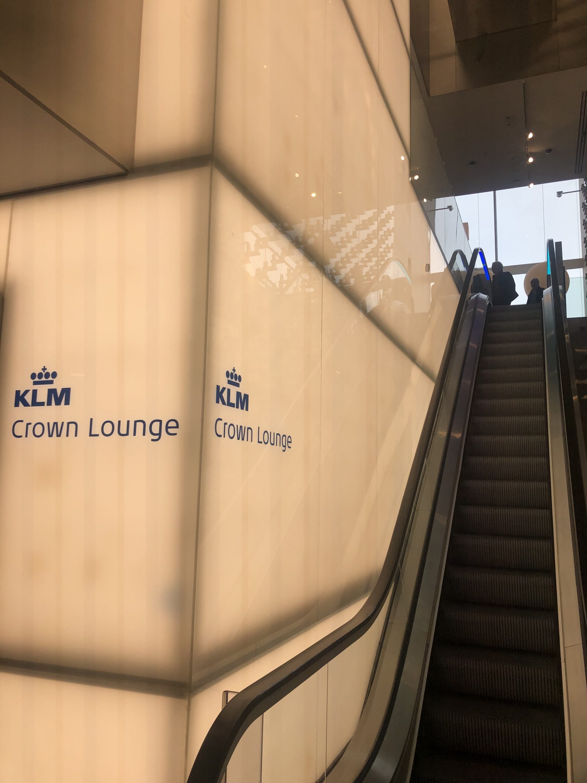アムステルダム・スキポール空港のKLM CROWN LOUNGEで、ビジネスクラス搭乗までのひとときをゆったり過ごす