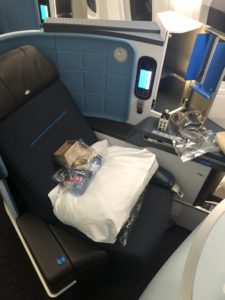 渡航制限がかかる中、KL891便でアムステルダムから関空までビジネスクラスで移動した