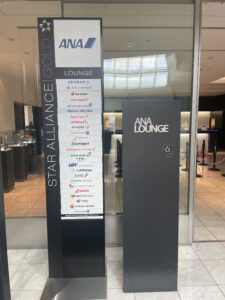 成田空港ANAラウンジ第5サテライト徹底レビュー｜14時台が狙い目！混雑時間と快適な座席を解説
