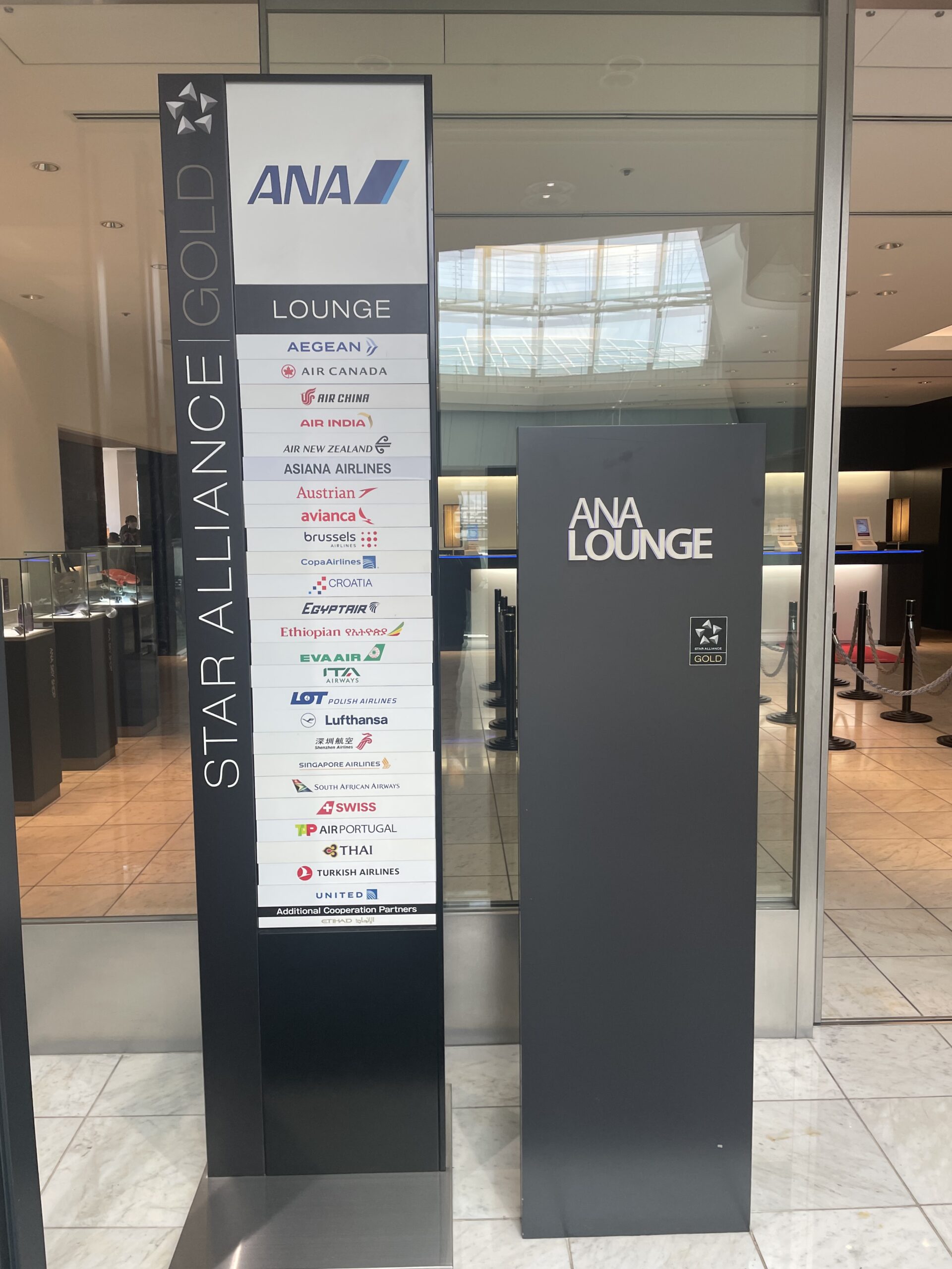 成田空港ANAラウンジ第5サテライト徹底レビュー｜14時台が狙い目！混雑時間と快適な座席を解説