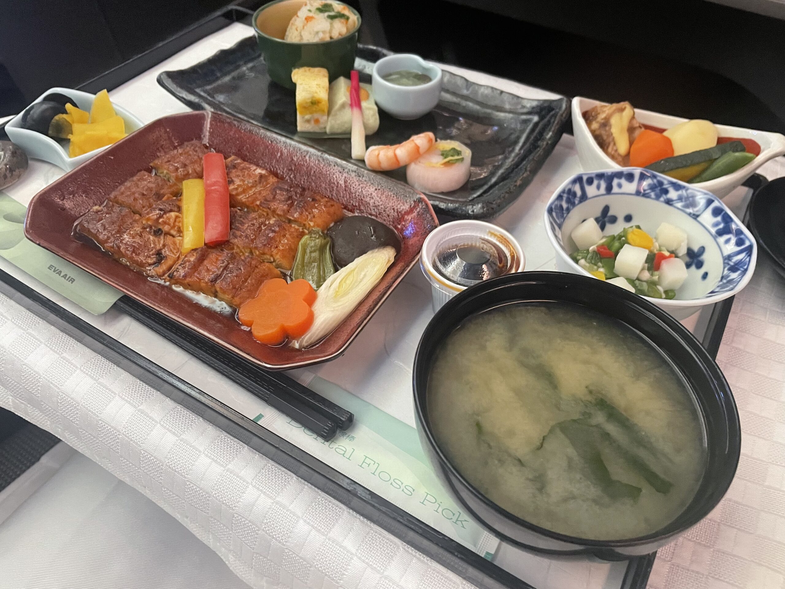 エバー航空BR115便ビジネスクラス搭乗記｜新千歳発・台北桃園行きの機内食・座席・サービスをレビュー