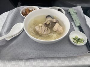 エバー航空BR130便ビジネスクラス搭乗記｜台北桃園から関空へ、短距離でも満足度は高い？