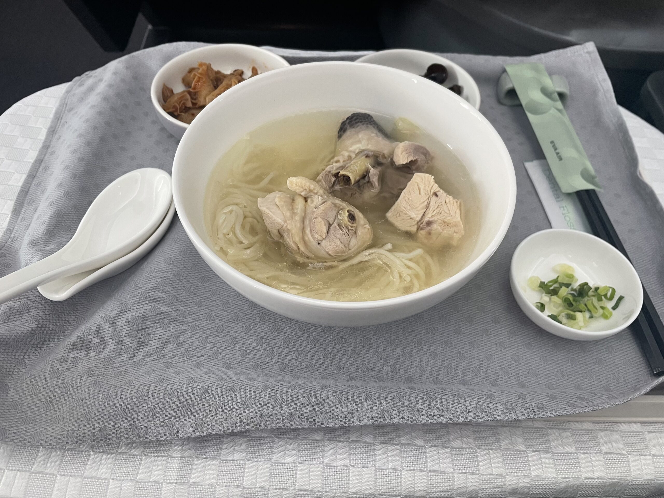 エバー航空BR130便ビジネスクラス搭乗記｜台北桃園から関空へ、短距離でも満足度は高い？
