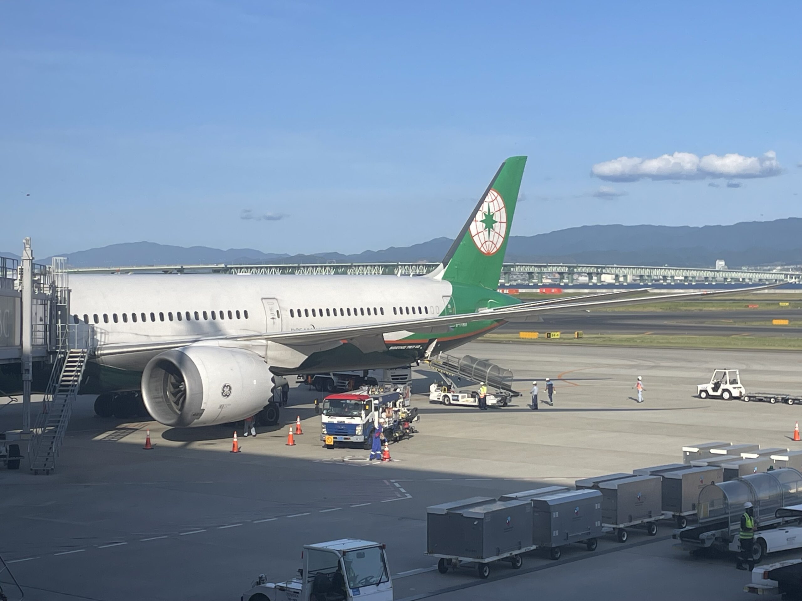 エバー航空BR130便ビジネスクラス搭乗記|台北桃園から関空へ、短距離でも満足度は高い?
