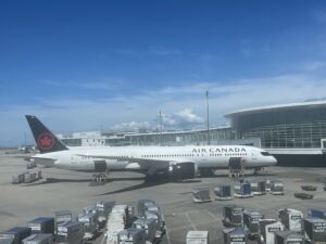 エアカナダ23便エコノミークラス搭乗記｜バンクーバー発・関西行きの機内食と座席をレビュー