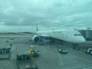 エバー航空BR130便エコノミークラス搭乗記｜台北桃園発・関西行きを2回利用して座席・機内食をレビュー