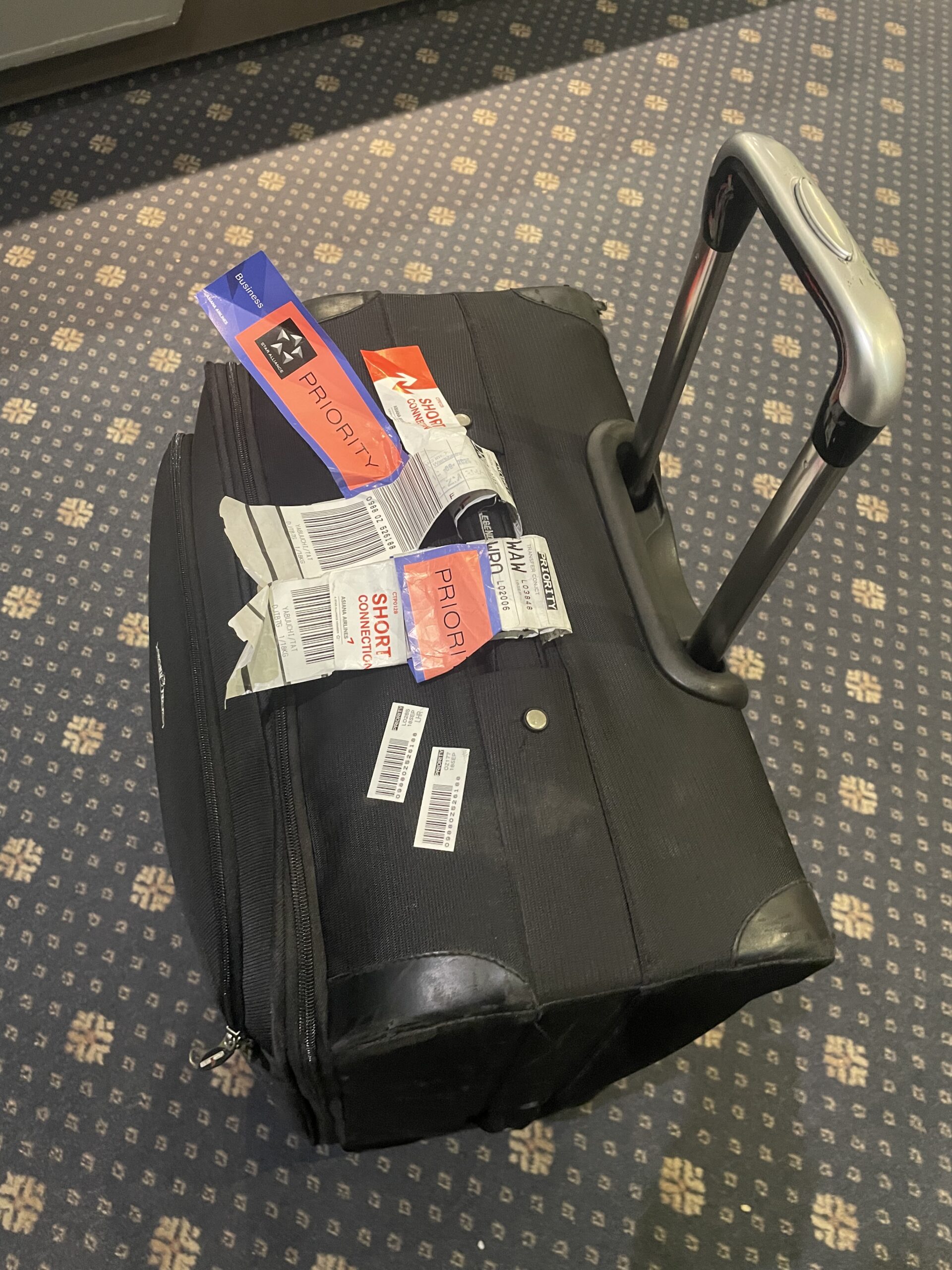ロンドンヒースロー空港でロストバゲージ|LOTポーランド航空で荷物がワルシャワに置き去りになった話