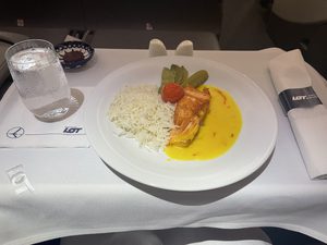 LOTポーランド航空LO1097便ビジネスクラス搭乗記｜ワルシャワ→ソウル、B787の座席・機内食をレビュー（LO97便と同じ）