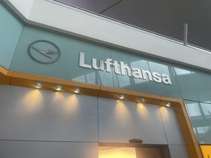 【ロンドン・ヒースロー空港T2】ルフトハンザ・セネターラウンジ訪問記｜スタアラゴールドで利用可能、驚きの混雑とオクトーバーフェスト